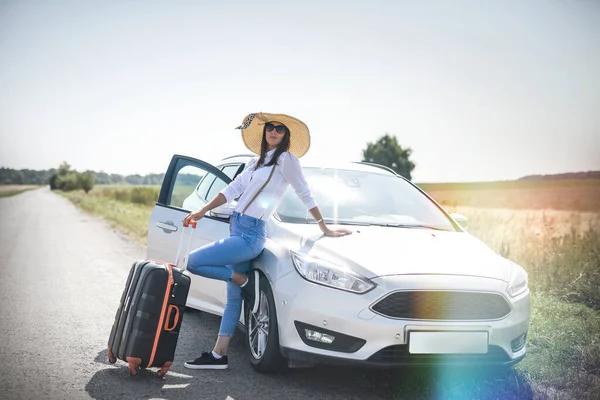 Hübsches Mädchen Mit Koffer Steht Neben Auto Und Wiat Für — Stockfoto