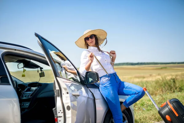 Junge Glückliche Schöne Modell Der Nähe Ihres Autos Auf Sommerreise — Stockfoto