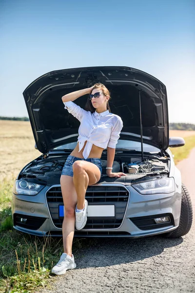 Junge Glückliche Schöne Modell Der Nähe Ihres Autos Auf Sommerreise — Stockfoto