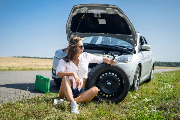 Gestresste Junge Frau Blickt Auf Den Motor Ihres Autos Verkehrsprobleme — Stockfoto