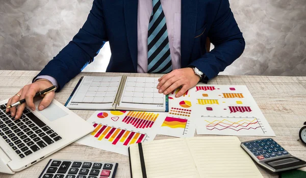 Geschäftsmann Arbeitet Büro Mit Geschäftsdiagrammen Laptop Und Notizblock — Stockfoto