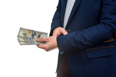 Başarılı bir iş adamı Amerikan dolarını beyaz arka planda tutuyor.