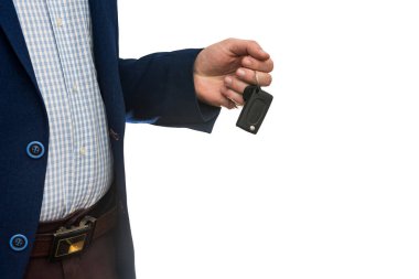 İş adamı beyaz arka planda izole edilmiş arabanın anahtarlarını verdi