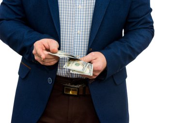 Takım elbiseli bir iş adamı, beyaz banknotlarla bizi soyutladı..