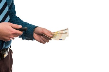 Avro banknotları ve araba anahtarlarını tutan işadamı beyaz arka planda izole edilmiş. Araba satın al ya da kirala