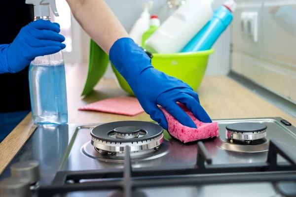 Temizlik Konsepti Kadın Mutfağı Yıkıyor Temizliyor — Stok fotoğraf