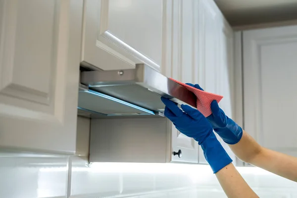 Mano Femenina Goma Campana Cocina Inclinada Protectora Con Trapo Cocina — Foto de Stock