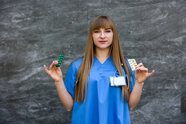 Uśmiechnięty Lekarz Oferujący Tabletki Blistrach Kobieta Mundurze Medycznym Rękawiczkach Ochronnych — Zdjęcie stockowe