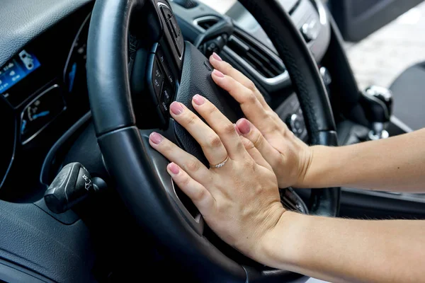 Mani Femminili Con Volante Vicino Donna Guida Auto Tenendo Stretto — Foto Stock