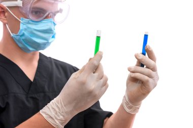 Koruyucu üniformalı kimyager beyaz mineralli matara ve test tüpü tutuyor. Bilim ve deney konsepti