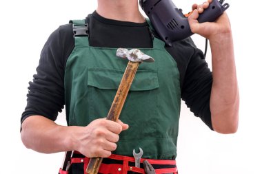 Çekiç ve matkap ile yakışıklı işçi beyaz üzerine izole poz