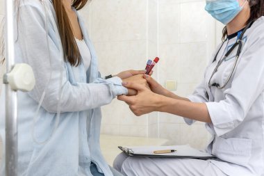 Hastanın ellerini tutan doktor, kapat.