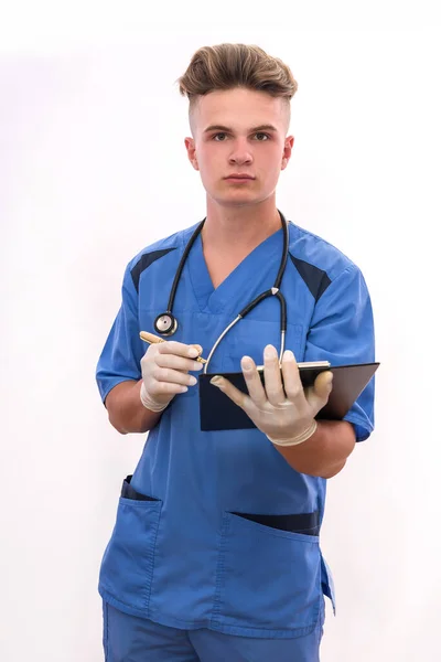 Médico Joven Con Portapapeles Pluma Aislados Sobre Fondo Blanco — Foto de Stock