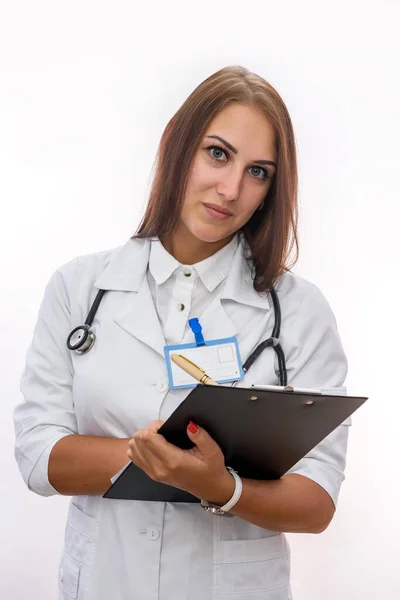 Doctor Con Portapapeles Mujer Bonita Uniforme Médico Sujetando Portapapeles Aislado — Foto de Stock