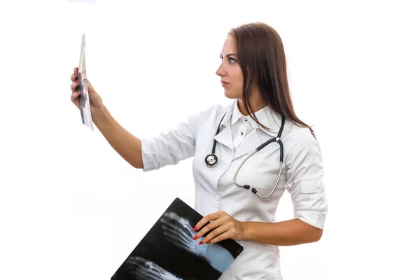 Médico Examinando Radiografia Paciente Isolado Branco Mulher Bonita Uniforme Médico — Fotografia de Stock