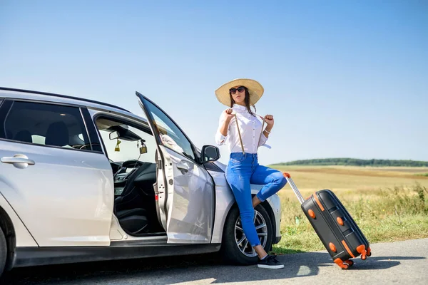 Hübsches Mädchen Mit Koffer Steht Neben Auto Und Wiat Für — Stockfoto