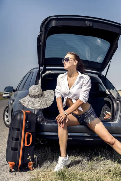 Sexy Schöne Europäische Modell Sommerurlaub Und Sonnenbrille Posiert Luxuriösen Auto — Stockfoto