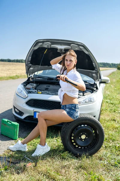 Gestresste Junge Frau Blickt Auf Den Motor Ihres Autos Verkehrsprobleme — Stockfoto