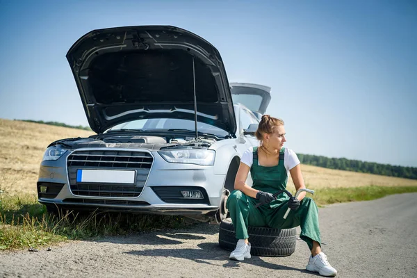 Schöne Europäerin Repariert Auto Auf Der Straße — Stockfoto