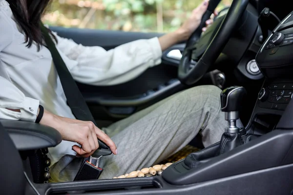 Sicurezza Sulla Strada Donna Conducente Fissaggio Cintura Sicurezza Seduto All — Foto Stock