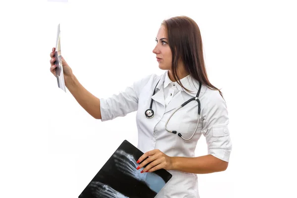 Doktor Vyšetřuje Rentgen Nohy Pacienta Izolovaný Bílém Krásná Žena Lékařské — Stock fotografie