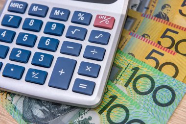 Masasında hesap makinesi olan Avustralya parası..