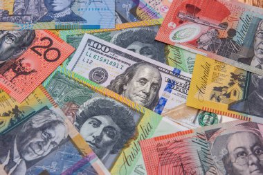 Amerikan doları banknotu ve renkli Avustralya doları.