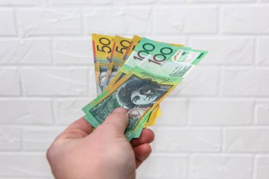 El, Avustralya dolarlarını beyaz arka planda izole eder