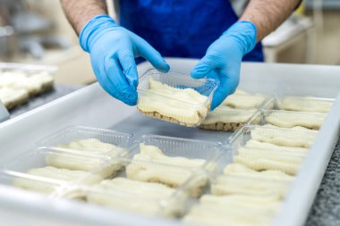 Yemek konsepti. Şekerci elleri ve masada lezzetli bir tatlı.