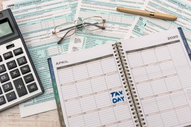 Not defterinde 1040 formlu Vergi Günü.