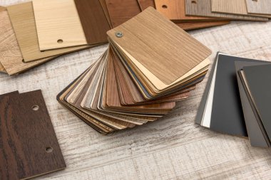 Gösteri ve yenileme konsepti. Masanın üzerinde farklı renkte kontrplak örnekleri var..