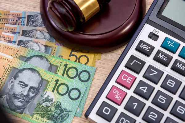 Χρήματα Και Δικαιοσύνη Ξύλινο Σφυρί Δικαστή Πολύχρωμα Αυστραλιανά Τραπεζογραμμάτια Δολαρίου — Φωτογραφία Αρχείου
