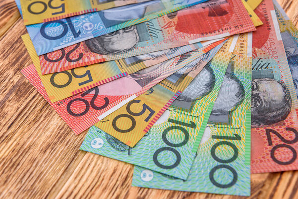 Красочные австралийские долларовые банкноты закрываются на столе

