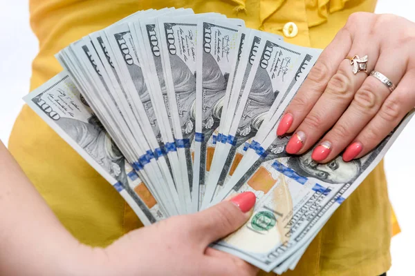Ung Kvinna Håller Hundra Dollarsedlar Sina Händer — Stockfoto