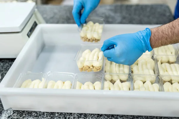 Voedselconcept Suikerbakkershanden Met Heerlijk Dessert Tafel — Stockfoto