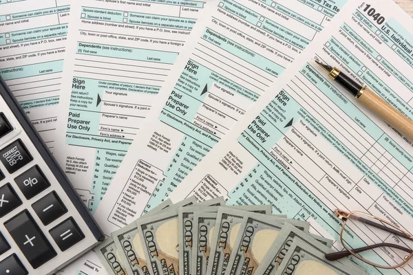 1040 Formulario Impuestos Con Dinero Calculadora Concepto Fiscal — Foto de Stock