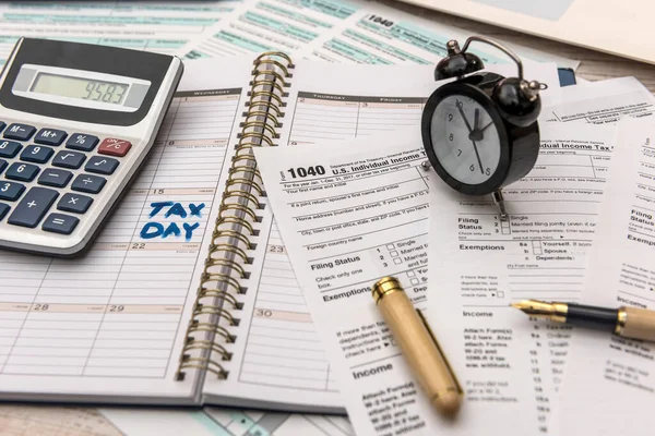 1040 Steuerformular Mit Notizblock Taschenrechner Und Stift Steuerkonzept — Stockfoto