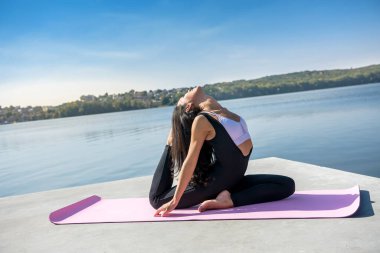 Güzel bir kız sabah işe gitmeden yoga pozu veriyor. Sağlıklı yaşam tarzı