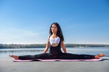 Sıcak bir yaz gününde ayrılan güzel bir kadın. spor aktif yaşam tarzı konsepti