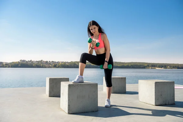 Fitness Cvičení Mladá Žena Používá Činky Posilovně Cvičení Venku Zdravý — Stock fotografie