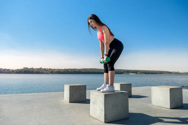 Mladá Krásná Dívka Zapojena Ranní Gymnastiky Činkami Jezera — Stock fotografie