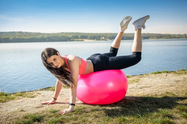 Mladá Fit Žena Sportovním Oblečení Během Fitness Cvičení Míčem Jezera — Stock fotografie