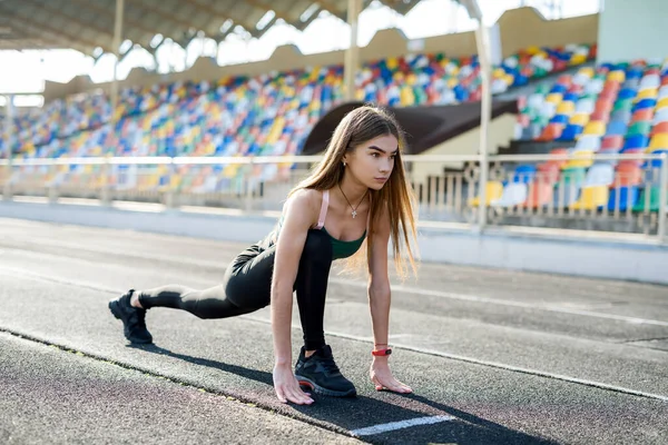 Kvinna Sportkläder Gör Morgon Springa Arenan — Stockfoto