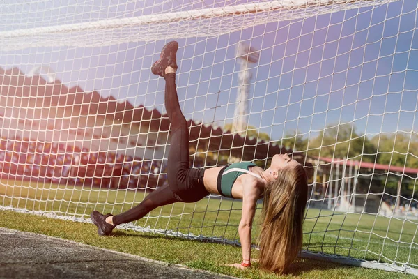 Une Belle Fille Avec Une Silhouette Parfaite Tient Près Football — Photo