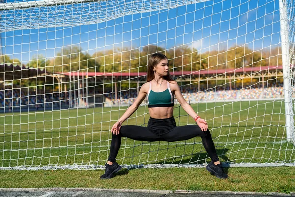 Fată Frumoasă Figură Perfectă Stă Lângă Gol Fotbal Stadion Fitness — Fotografie, imagine de stoc