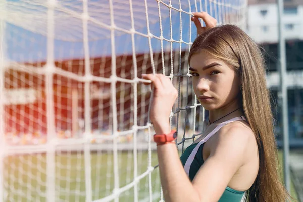 Une Belle Fille Avec Une Silhouette Parfaite Tient Près Football — Photo