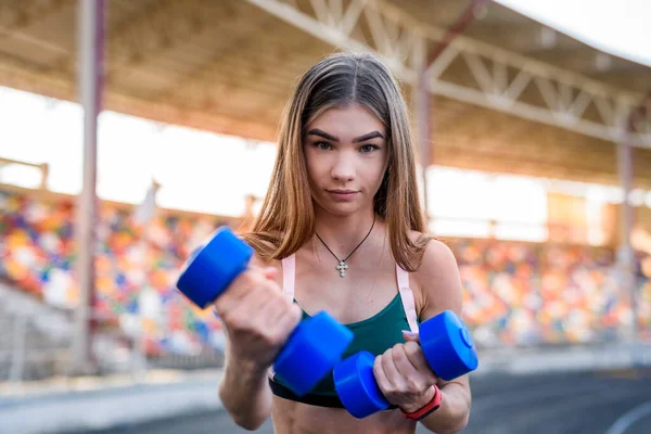 Porträtt Tonåring Fitness Flicka Gör Motion Med Hantel Stadens Stadion — Stockfoto