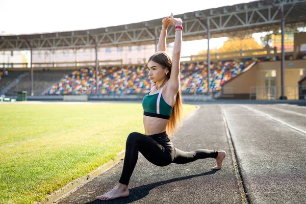 Joven Mujer Deportiva Haciendo Ejercicios Matutinos Aire Libre Estadio — Foto de Stock