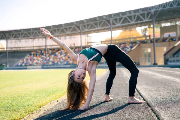 Ejercicios Matutinos Estadio Mujer Joven Deportiva Delgada Haciendo Ejercicios —  Fotos de Stock