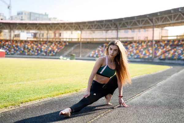 Mujer Joven Deportiva Haciendo Calentamiento Cuclillas Estirándose Estadio Concepto Estilo —  Fotos de Stock